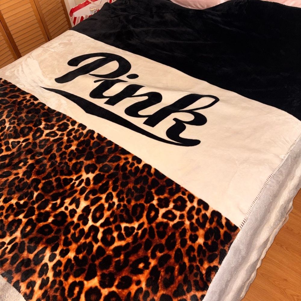 VS Pink block leopard Sherpa blanket RARE 60x70